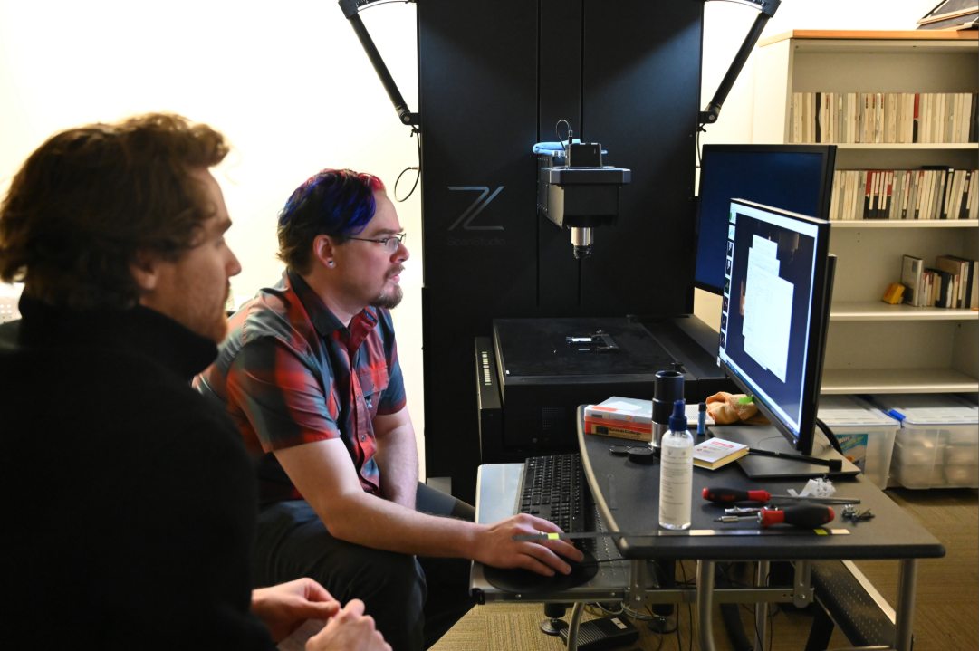 Corin van de Griek provides support on the Zeutschel ScanStudio to Baylor University staff